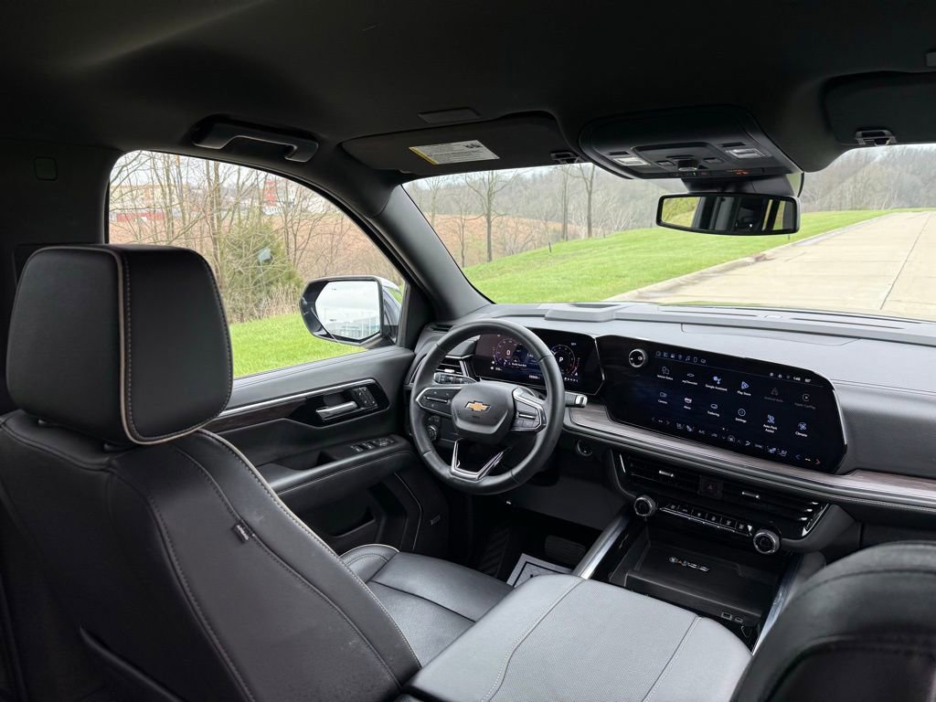 Used 2025 Chevrolet Suburban Premier image 21