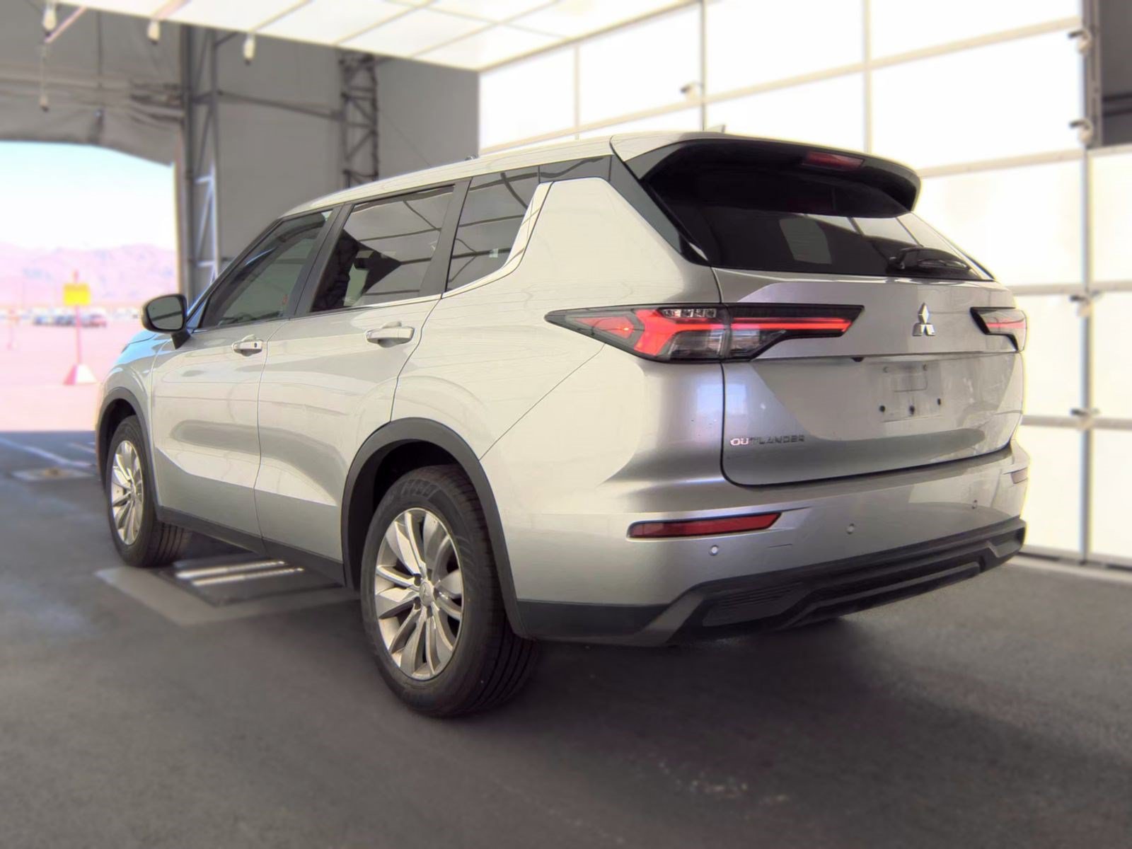 Used 2025 Mitsubishi Outlander ES FWD image 6