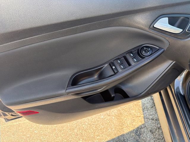 Used 2016 Ford Focus SE w/ SE Sport Package FWD image 12