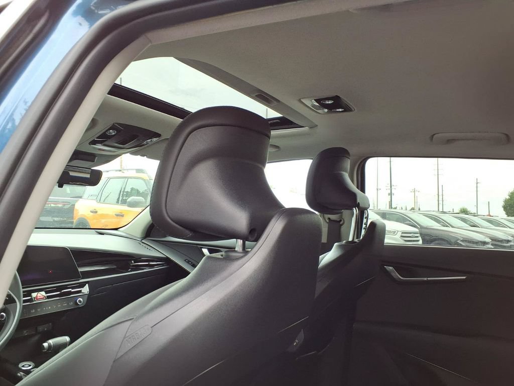 Used 2025 Kia Niro EX Touring FWD image 19
