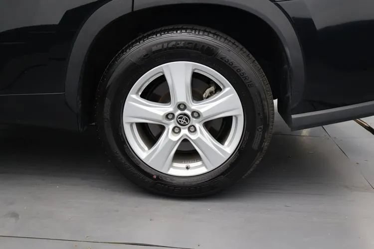 Used 2025 Toyota Highlander LE FWD image 38