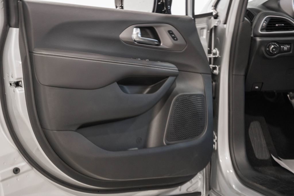 New 2026 Chrysler Pacifica Select image 27