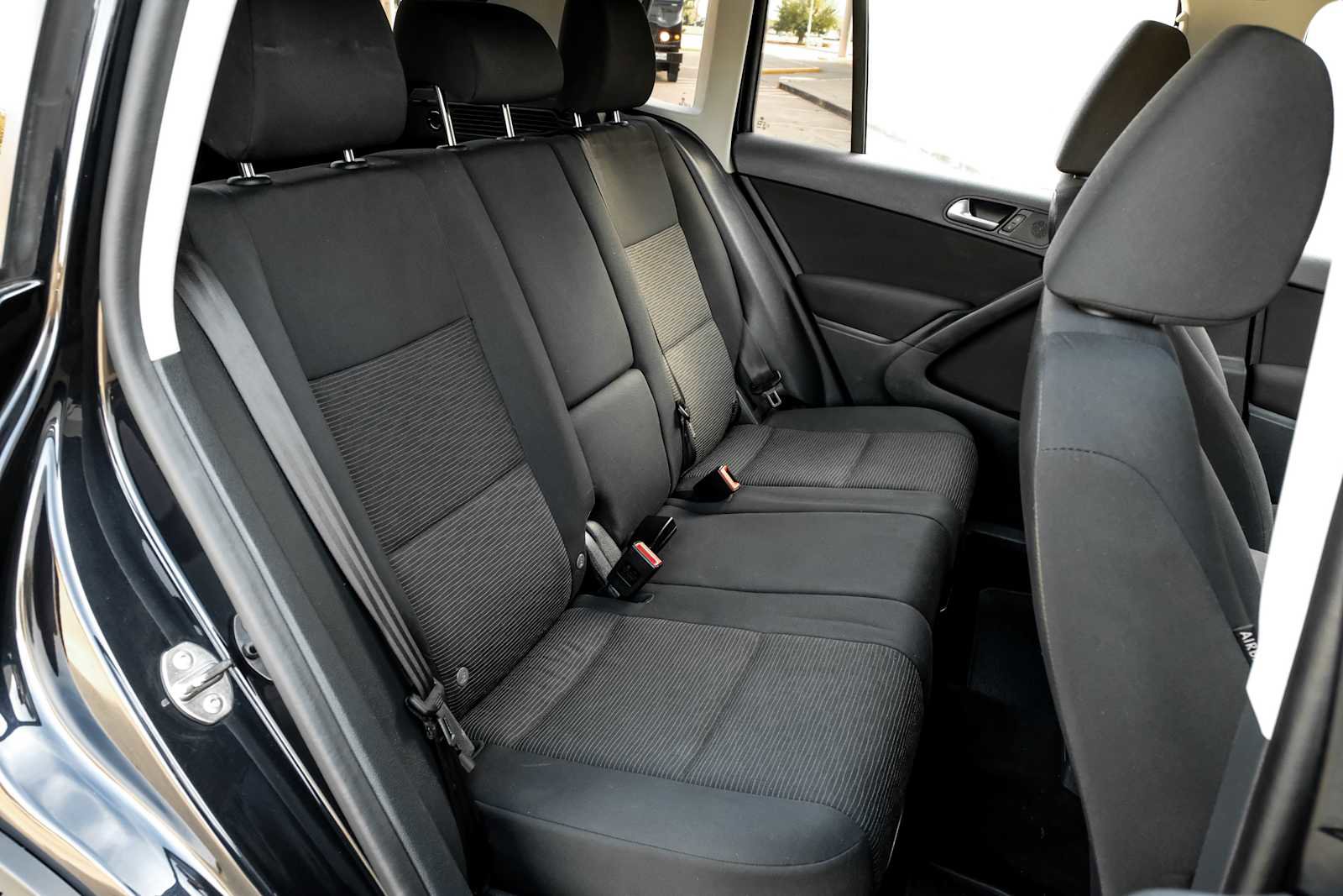 Used 2017 Volkswagen Tiguan S image 33