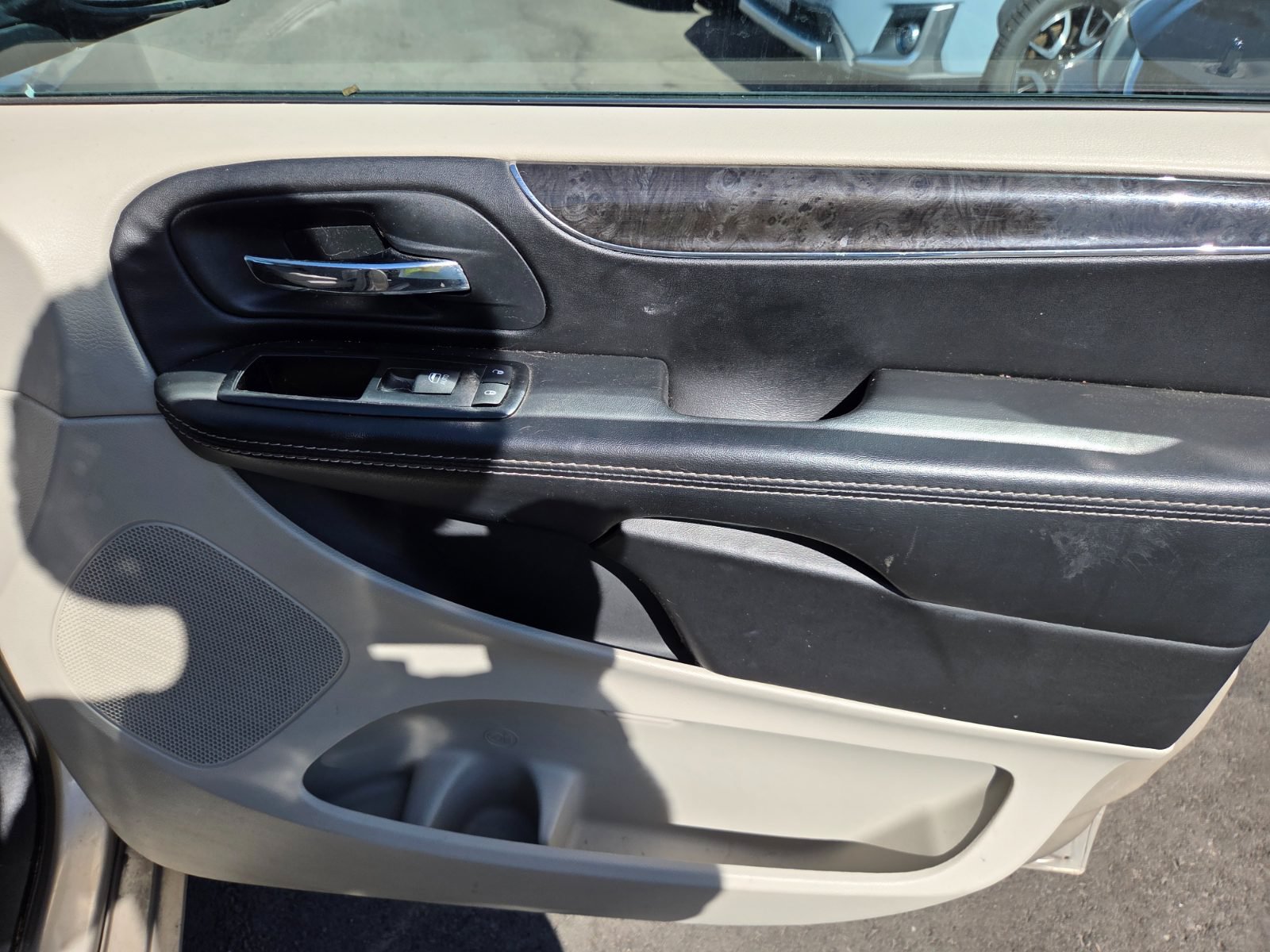 Used 2014 Chrysler Town & Country Touring w/ Driver Convenience Group FWD image 13