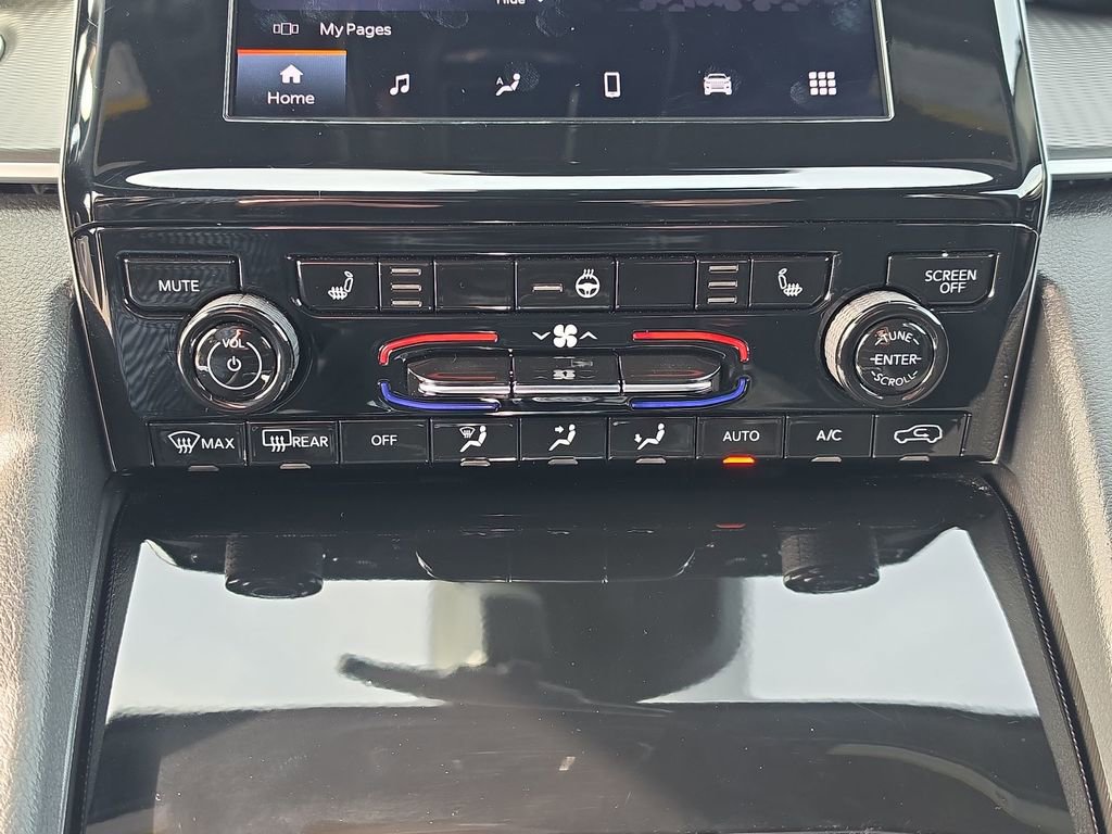 Used 2025 Jeep Grand Cherokee Laredo w/ Luxury Tech Group I image 16