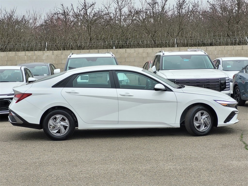 New 2025 Hyundai Elantra SE w/ Cargo Package image 3