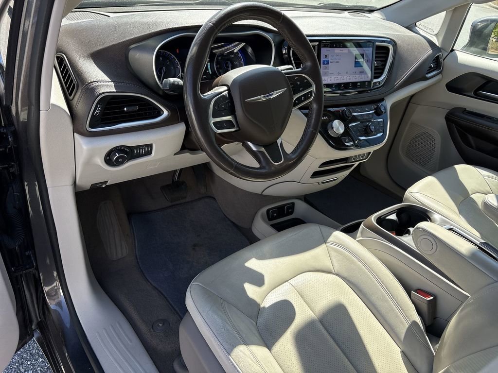 Used 2021 Chrysler Pacifica Touring-L FWD image 12