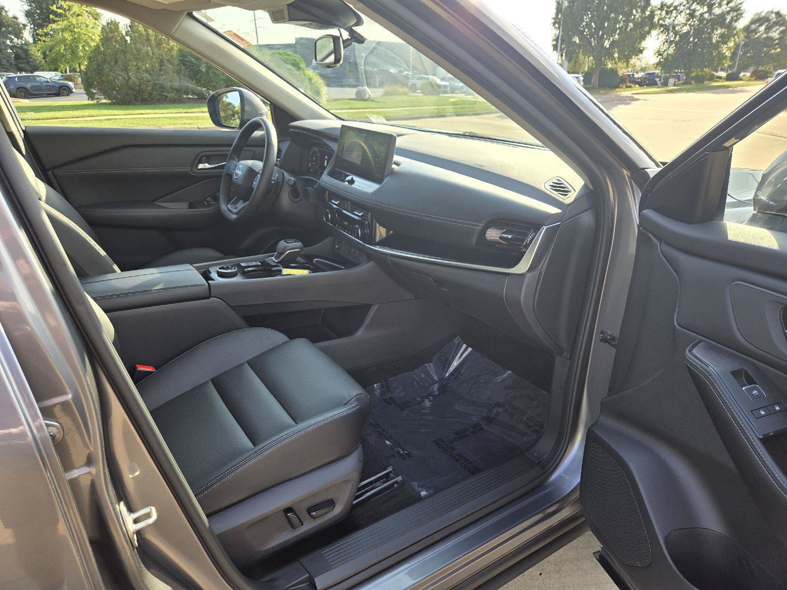 Used 2025 Nissan Rogue SL AWD/4WD image 22