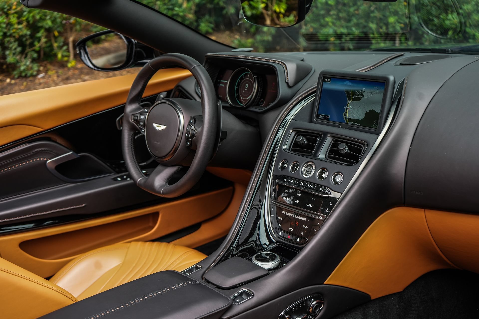 Used 2023 Aston Martin DB11 Volante RWD image 34