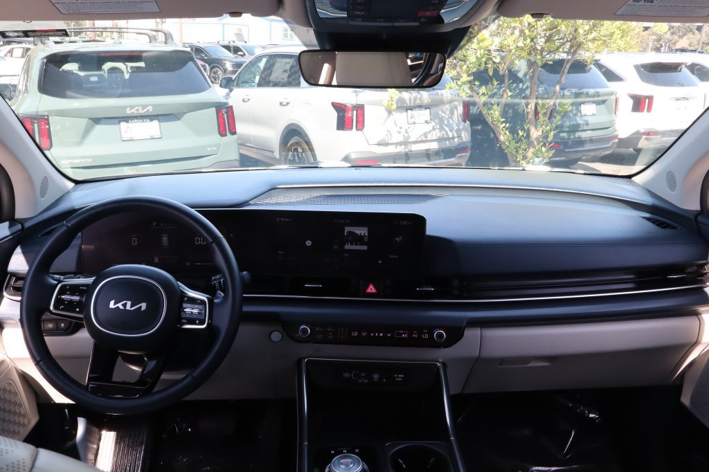 Used 2025 Kia Carnival EX FWD image 26