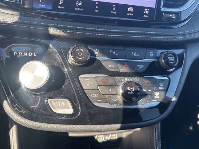 Used 2025 Chrysler Pacifica Limited image 21