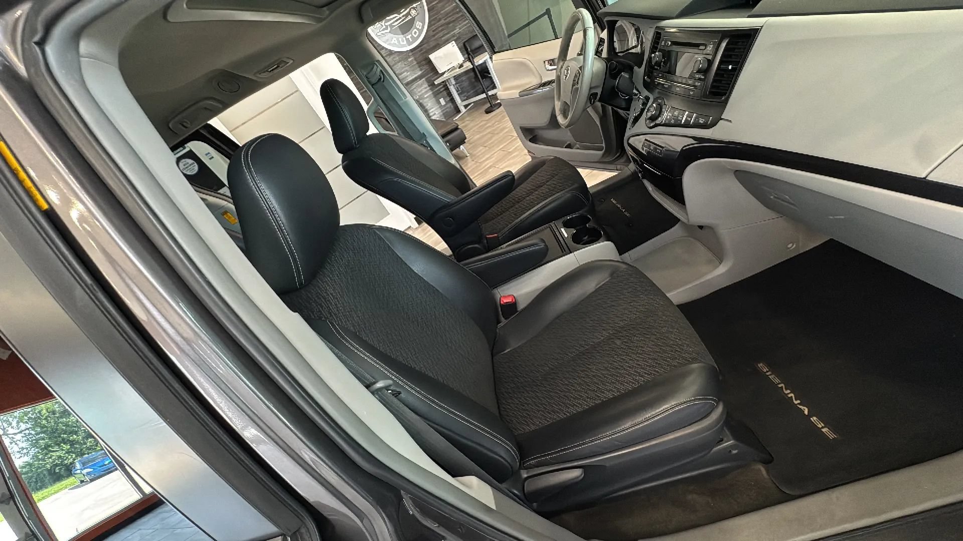 Used 2014 Toyota Sienna SE FWD image 16