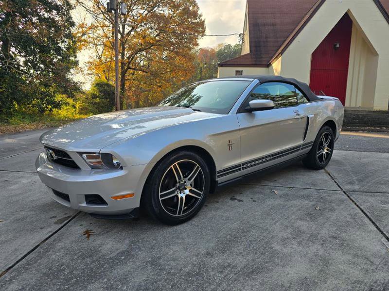 Used 2010 Ford Mustang Convertible image 3