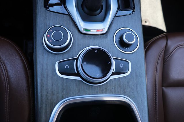 Used 2023 Alfa Romeo Stelvio Ti AWD/4WD image 18