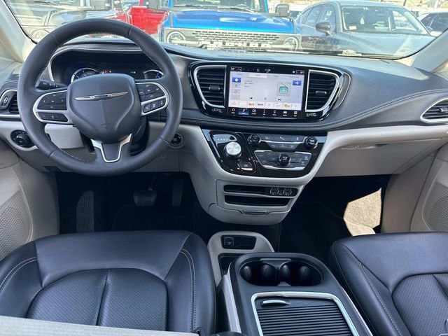 Used 2024 Chrysler Pacifica Limited FWD image 15