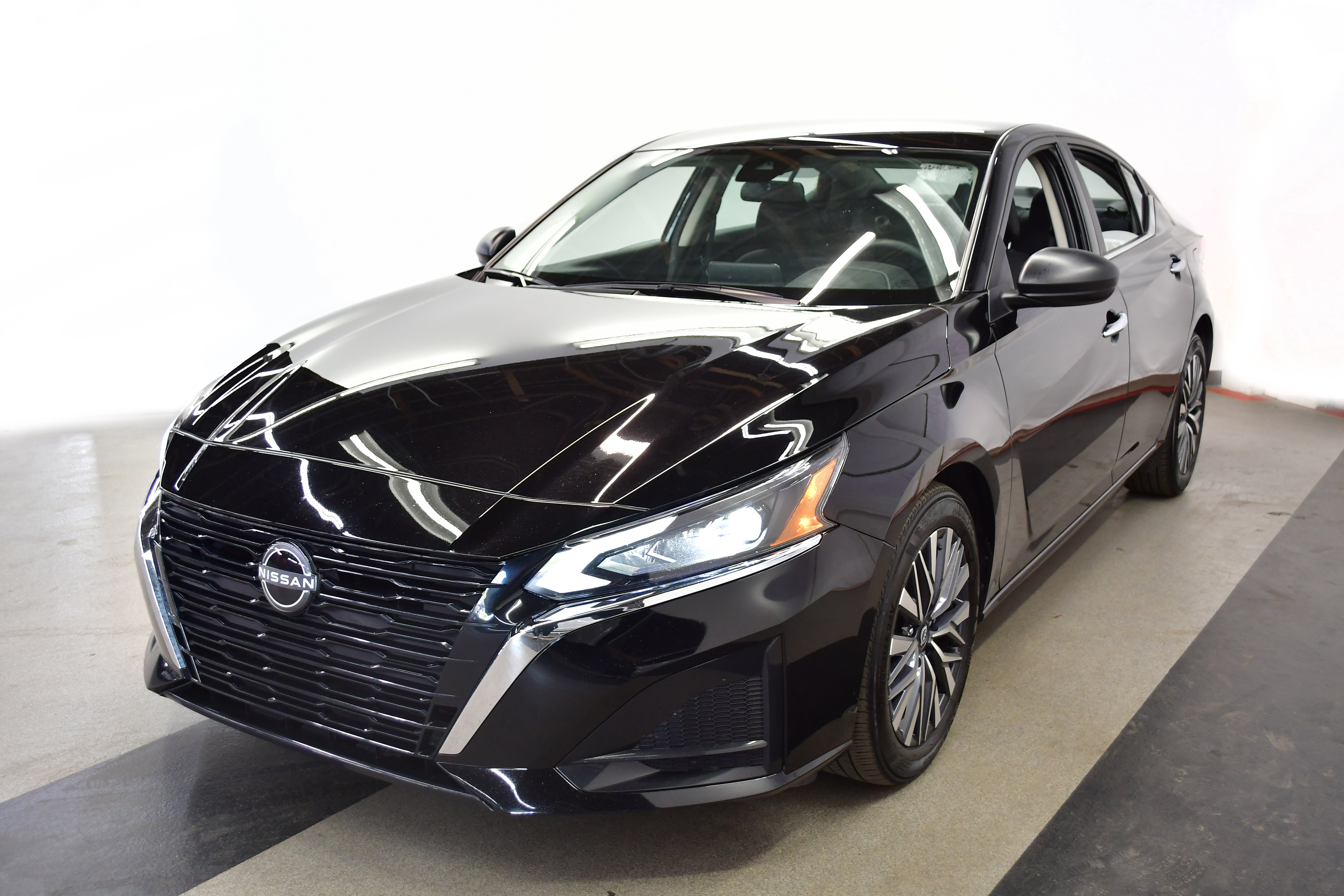 Used 2025 Nissan Altima 2.5 SV FWD image 4