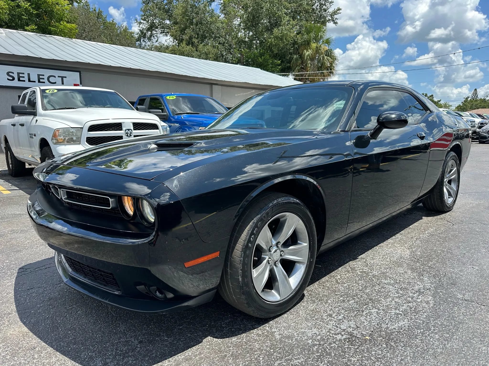 Used 2020 Dodge Challenger SXT RWD image 2