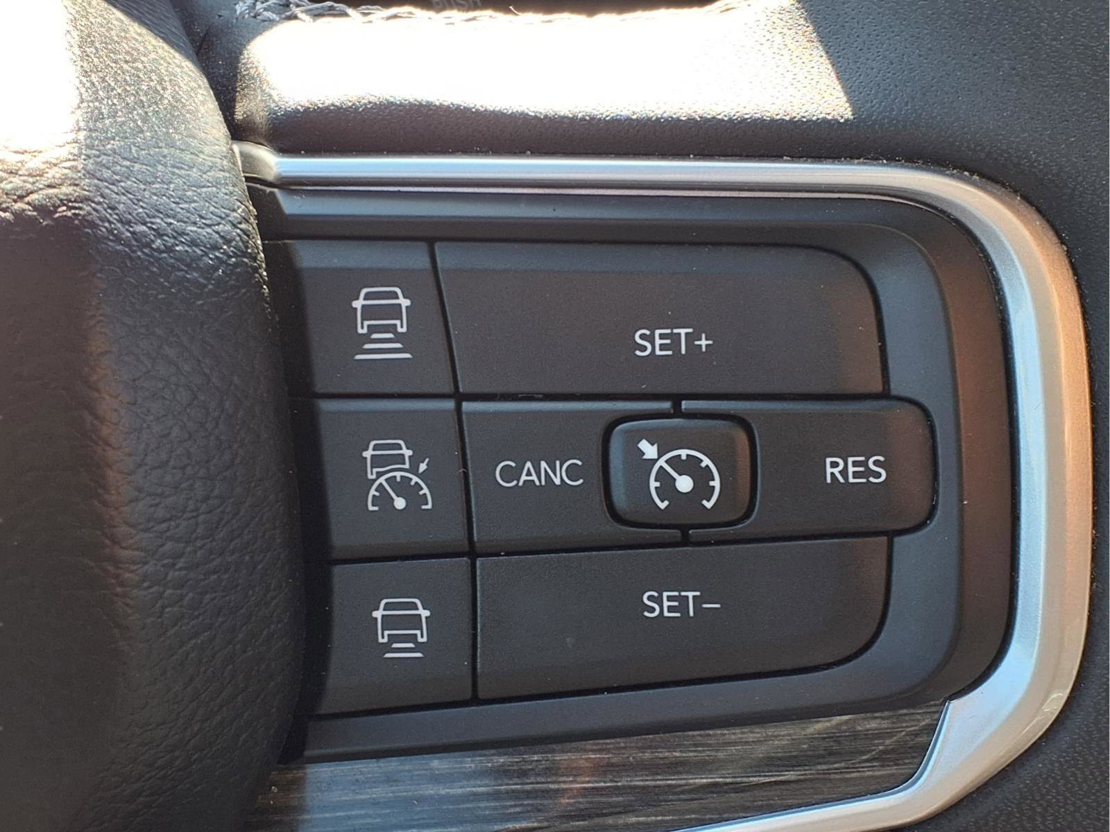 Used 2022 Jeep Wagoneer Series III w/ Flexible Seating Group AWD/4WD image 17