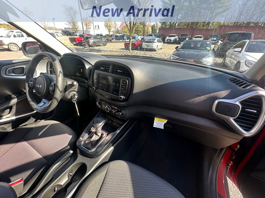 Used 2025 Kia Soul LX w/ LX Technology Package image 4