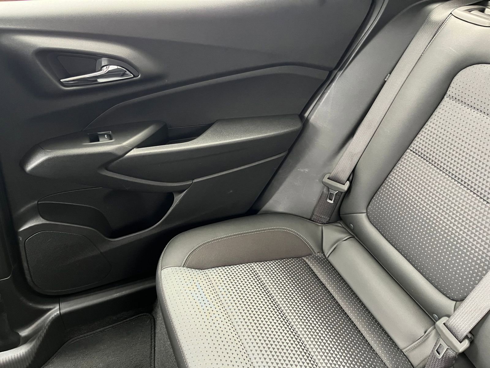 Used 2025 Chevrolet Trax LT w/ LT Convenience Package FWD image 38
