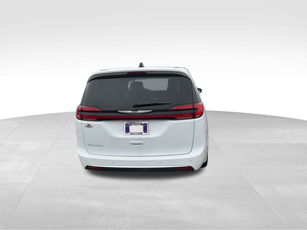 Used 2024 Chrysler Pacifica Touring-L image 7
