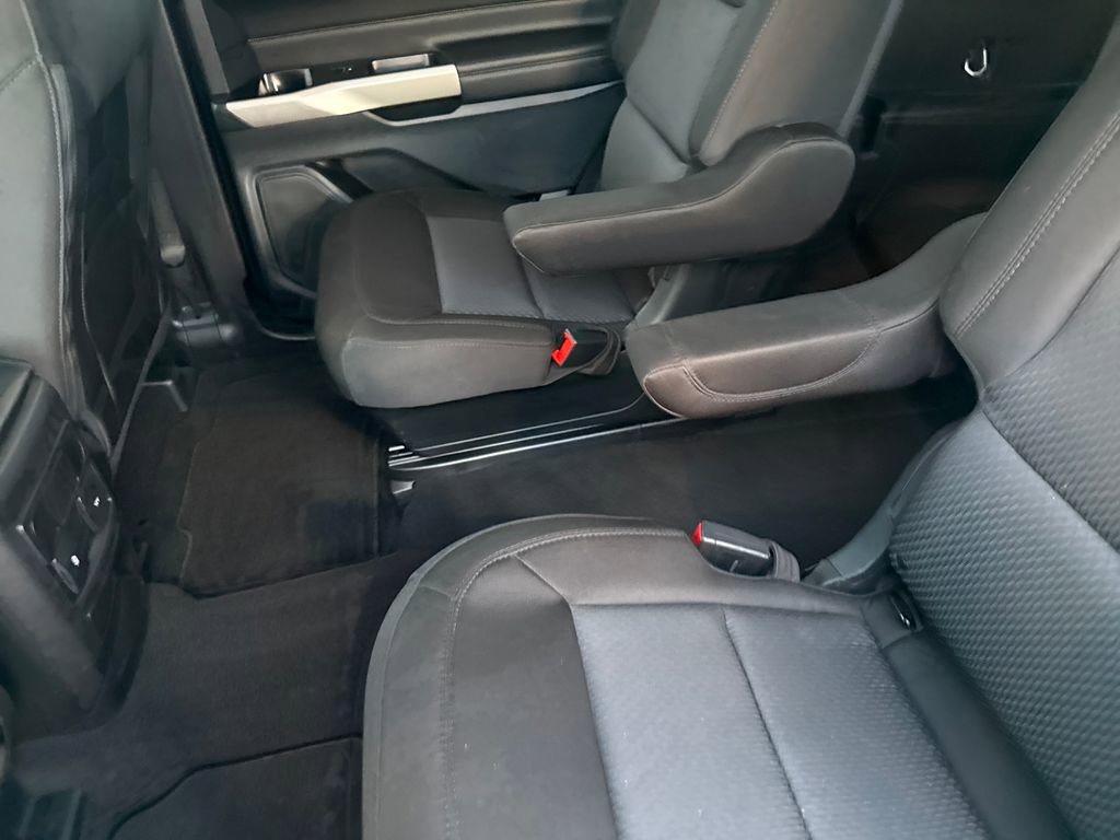Used 2023 Ford Explorer XLT AWD/4WD image 15