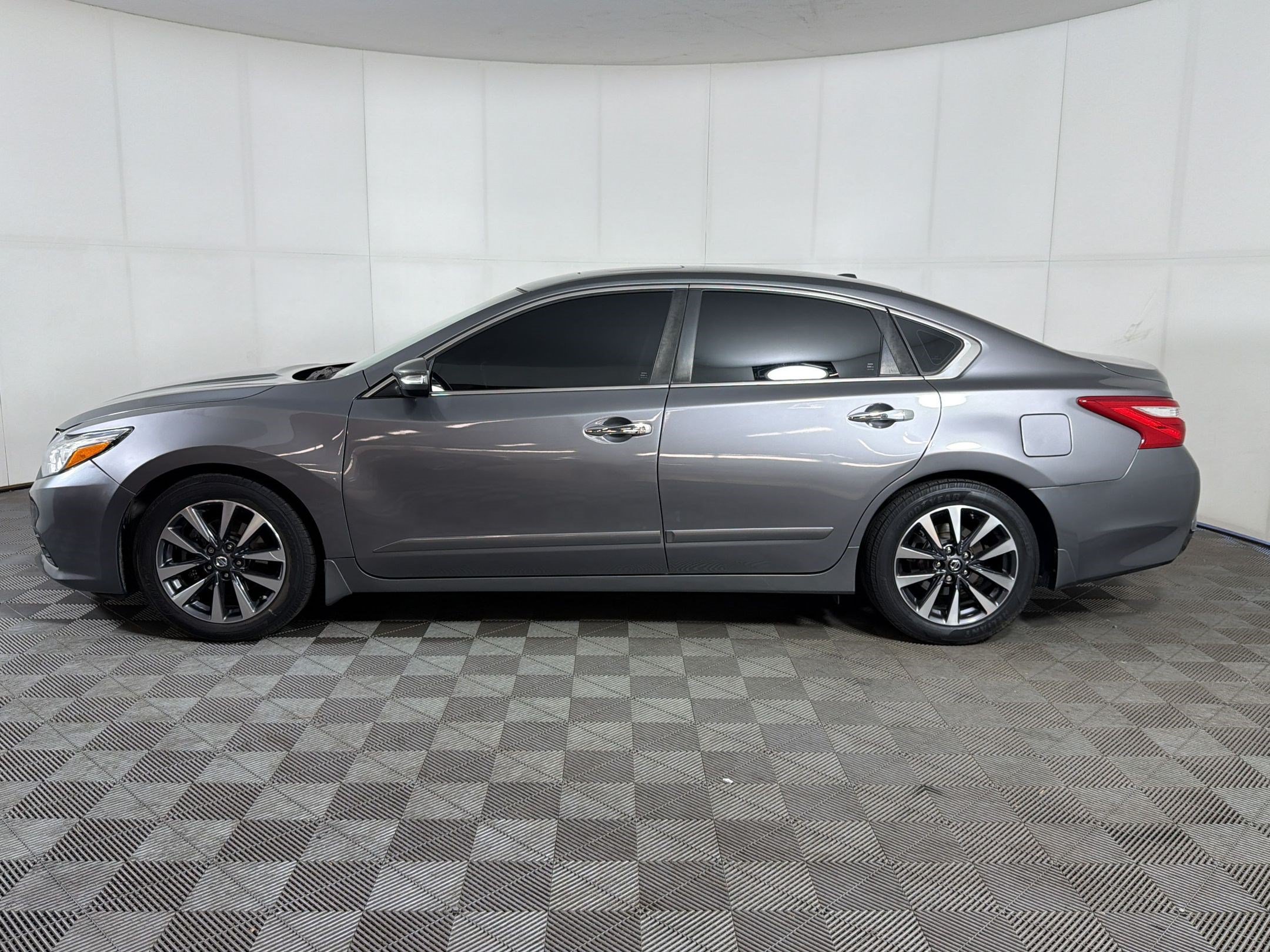 Used 2016 Nissan Altima 2.5 SV w/ Convenience Package FWD image 2
