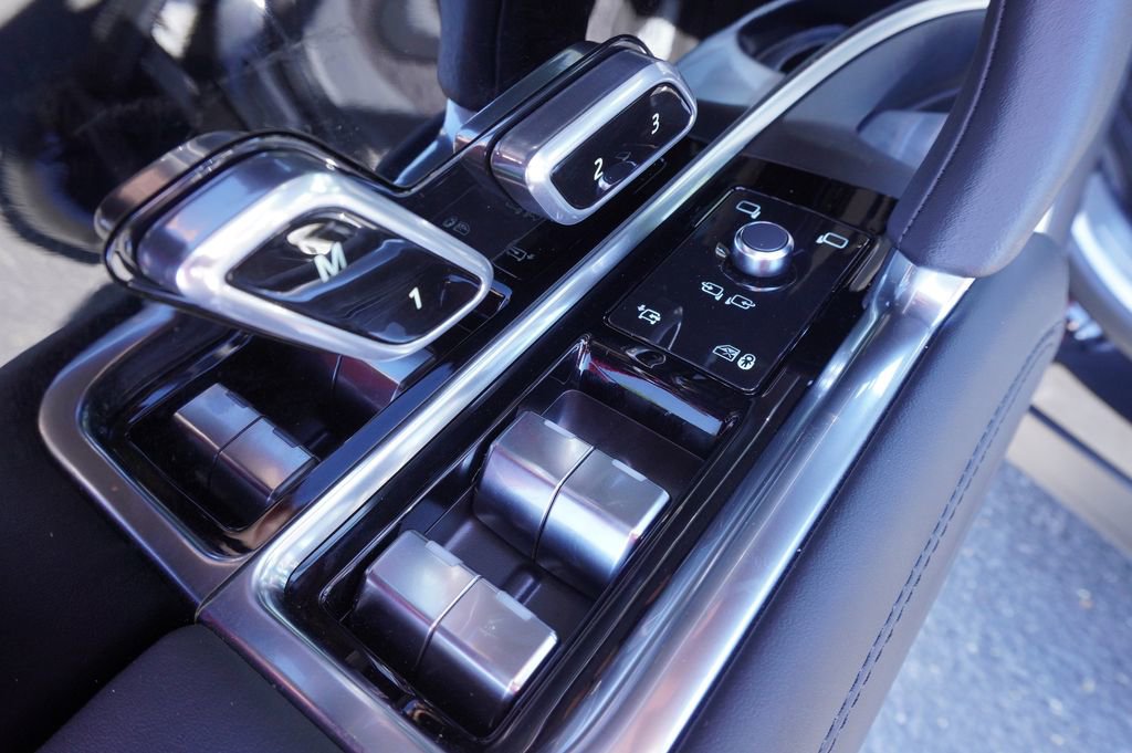 Used 2025 Land Rover Range Rover Long Wheelbase SE image 17