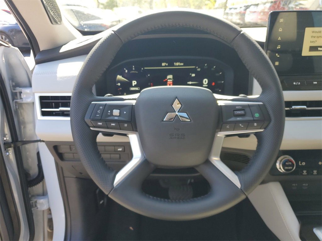 New 2025 Mitsubishi Outlander SE image 18