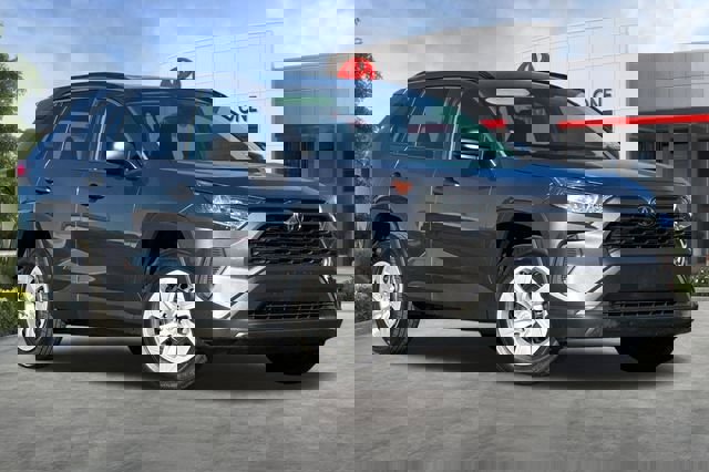 Used 2020 Toyota RAV4 LE w/ All Weather Liner Package video 2