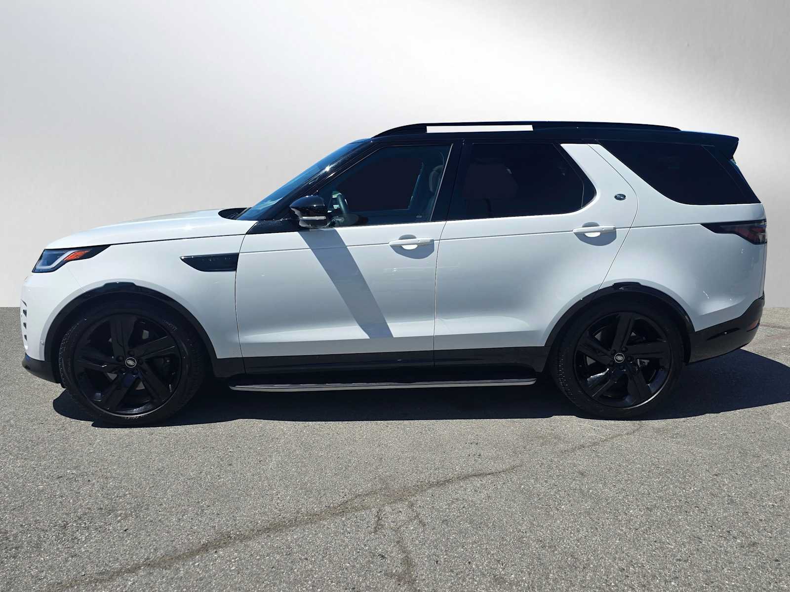 Used 2025 Land Rover Discovery Dynamic SE AWD/4WD image 2