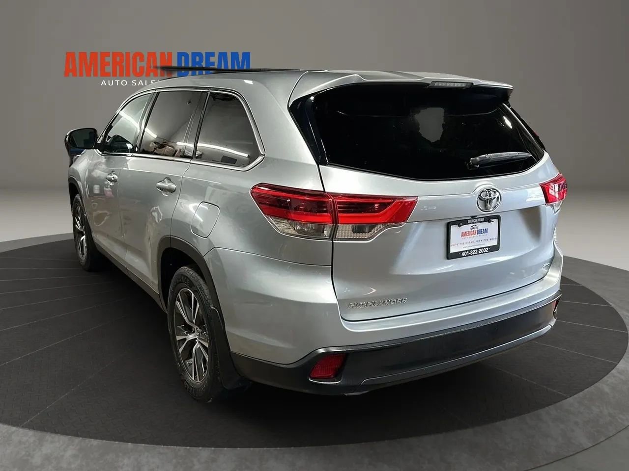 Used 2019 Toyota Highlander LE AWD/4WD image 3