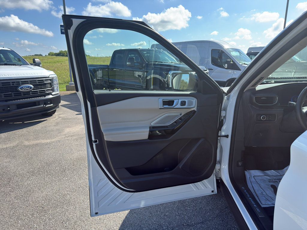 Certified 2023 Ford Explorer Platinum w/ Technology Package AWD/4WD image 25