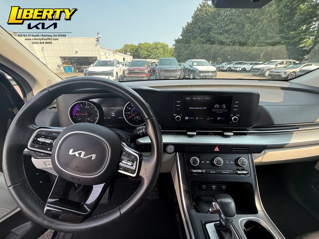 Used 2023 Kia Carnival LX FWD image 12