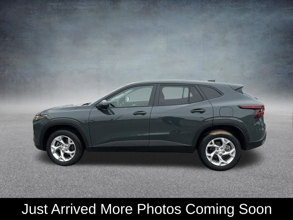 Used 2025 Chevrolet Trax LS w/ LS Convenience Package FWD image 2