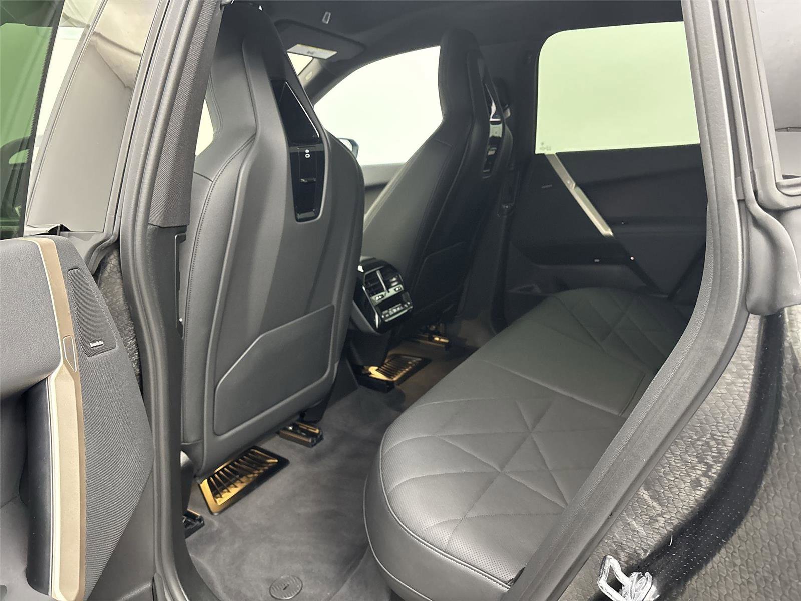 Used 2026 BMW iX xDrive60 w/ Dynamic Handling Package image 29