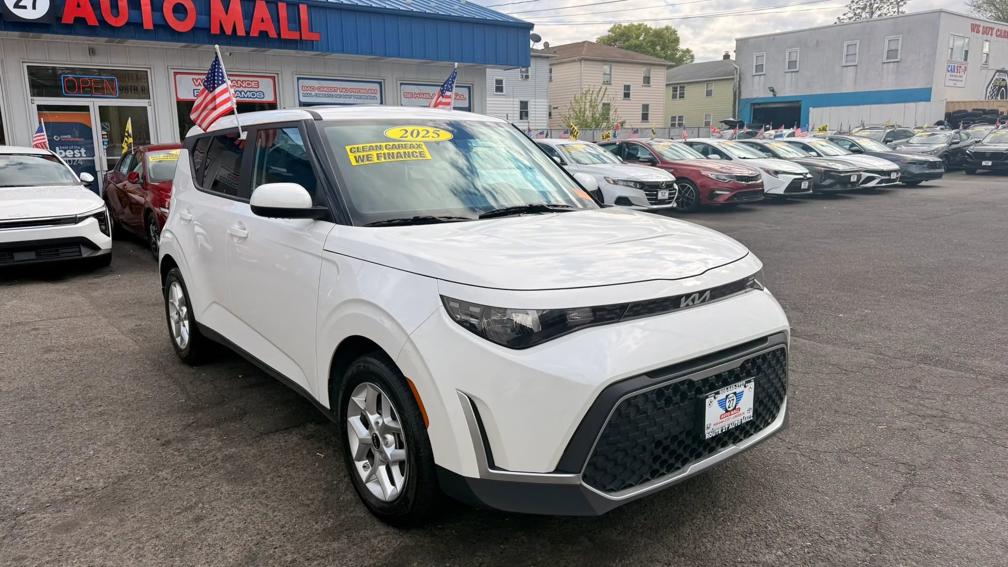 Used 2025 Kia Soul LX w/ LX Technology Package FWD image 2
