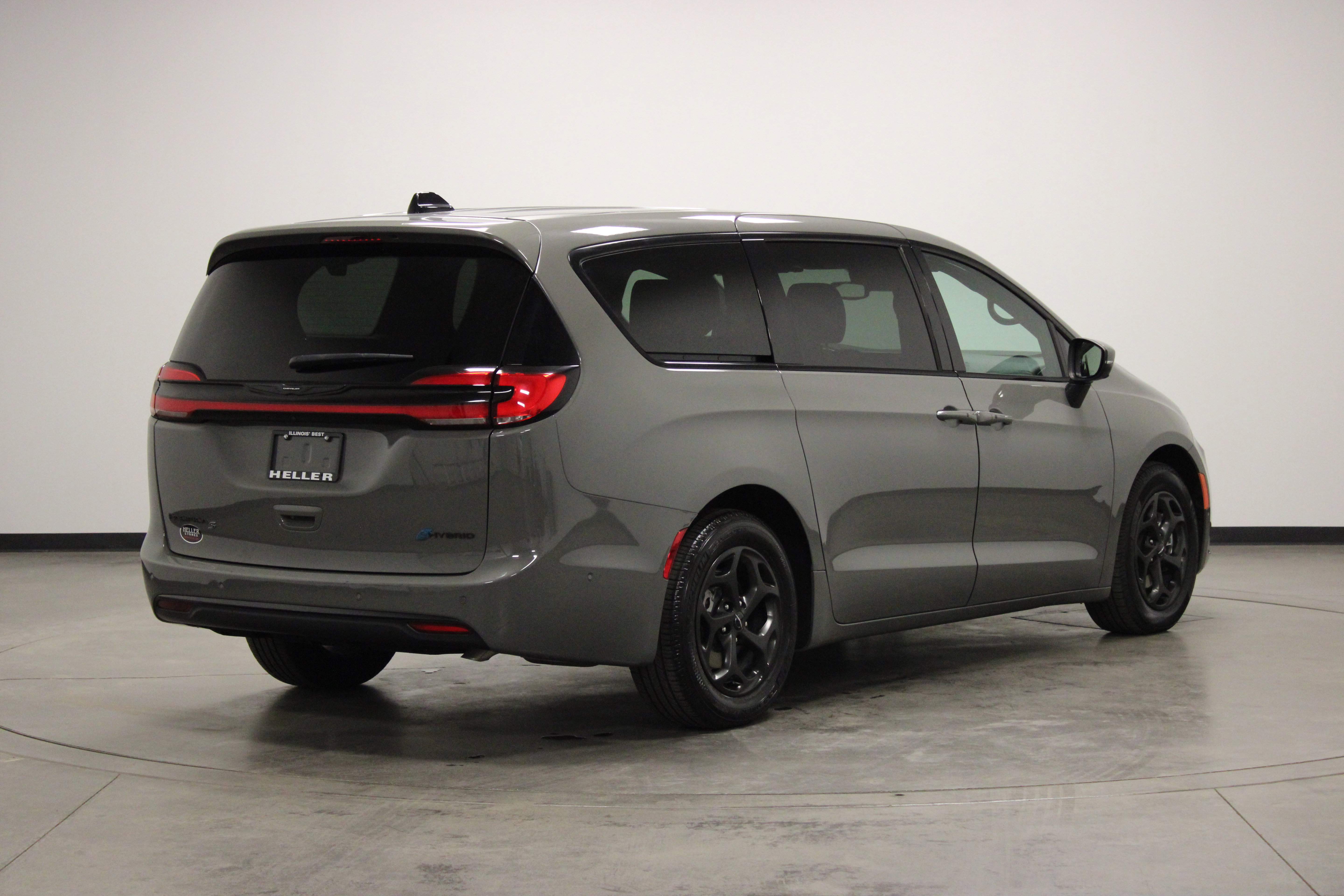Used 2023 Chrysler Pacifica Touring-L w/ S Appearance Package FWD image 8