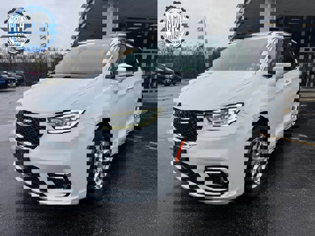 Used 2022 Chrysler Pacifica Touring-L image 1