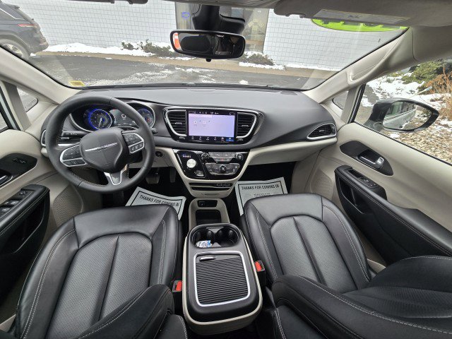 Used 2024 Chrysler Pacifica Touring-L image 14