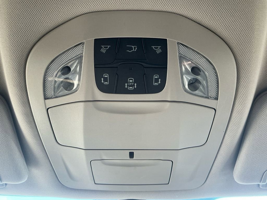 Used 2024 Chrysler Pacifica Select image 25