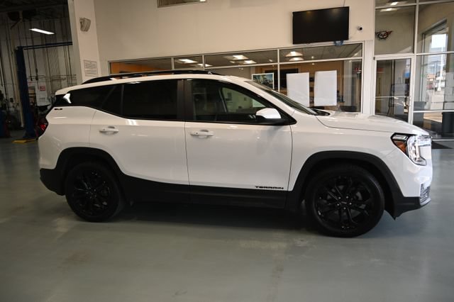 Used 2022 GMC Terrain SLE w/ Driver Convenience Package FWD image 4