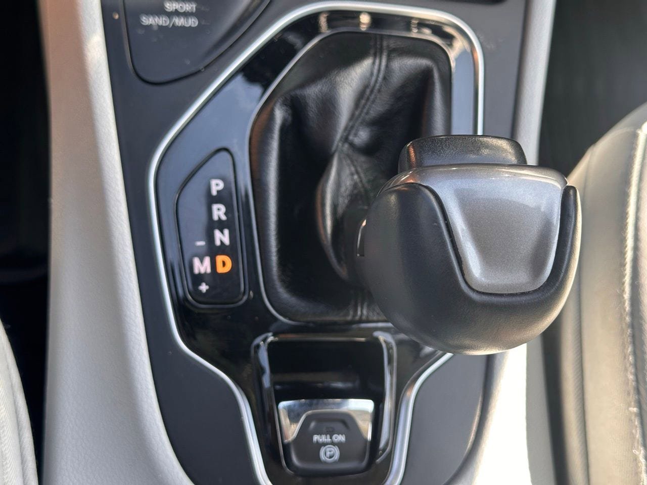 Used 2020 Jeep Cherokee Limited w/ Technology Group image 32