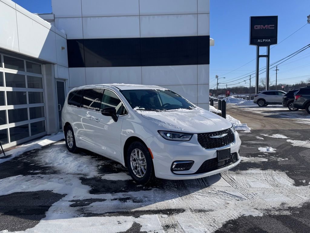 Used 2024 Chrysler Pacifica Touring-L image 5