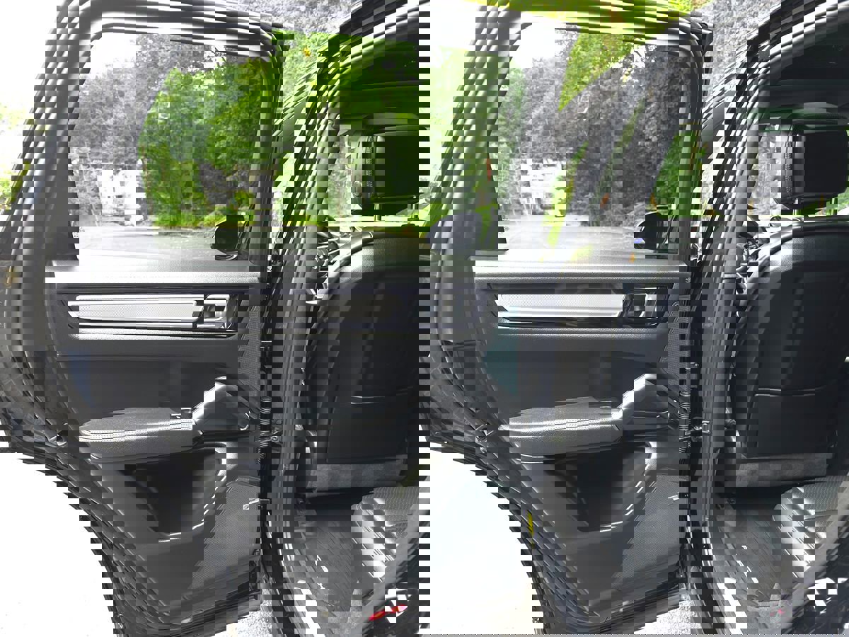 Used 2023 Porsche Cayenne Platinum Edition image 25