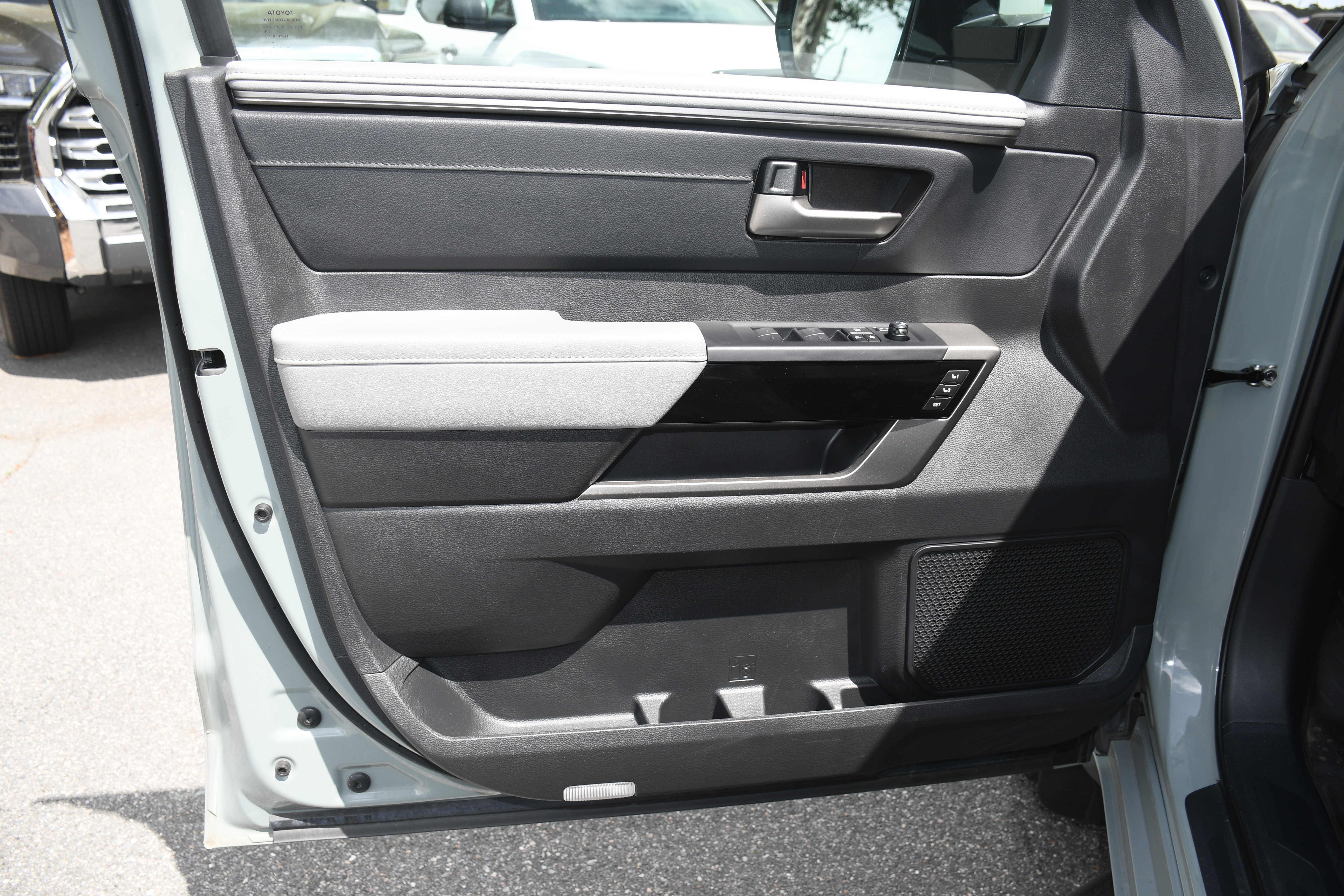 Used 2024 Toyota Tundra Limited AWD/4WD image 9