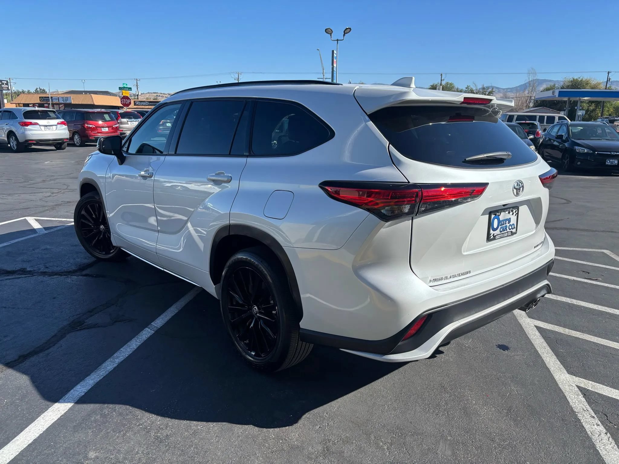 Used 2023 Toyota Highlander XSE AWD/4WD image 2