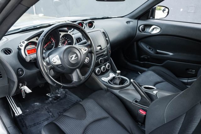 Used 2009 Nissan 370Z Coupe image 2