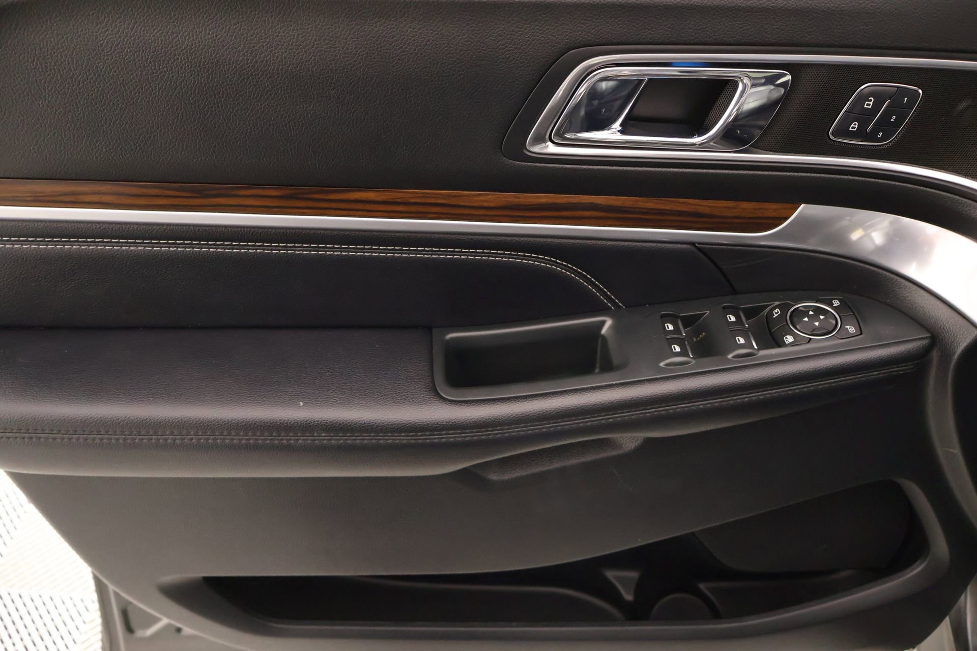 Used 2018 Ford Explorer Limited FWD image 18