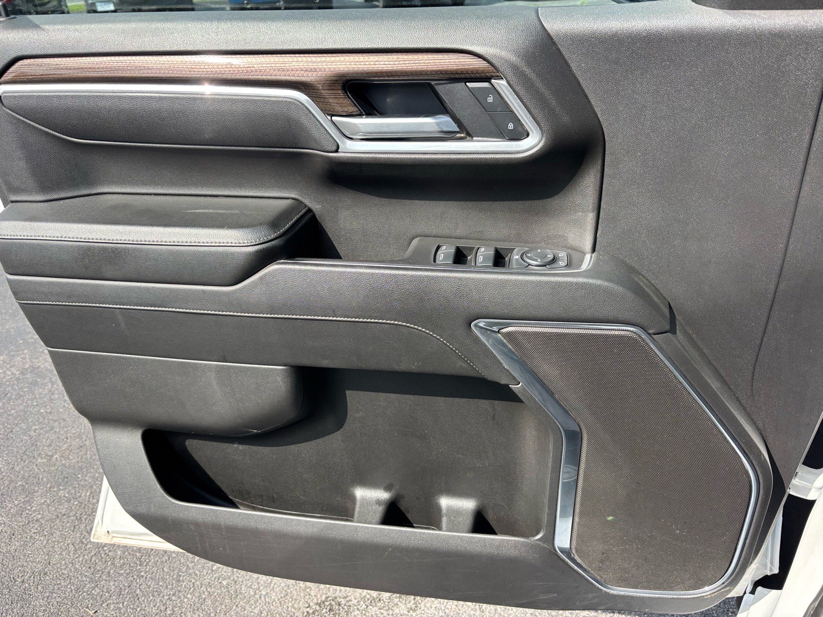 Used 2025 Chevrolet Silverado 1500 LT AWD/4WD image 7